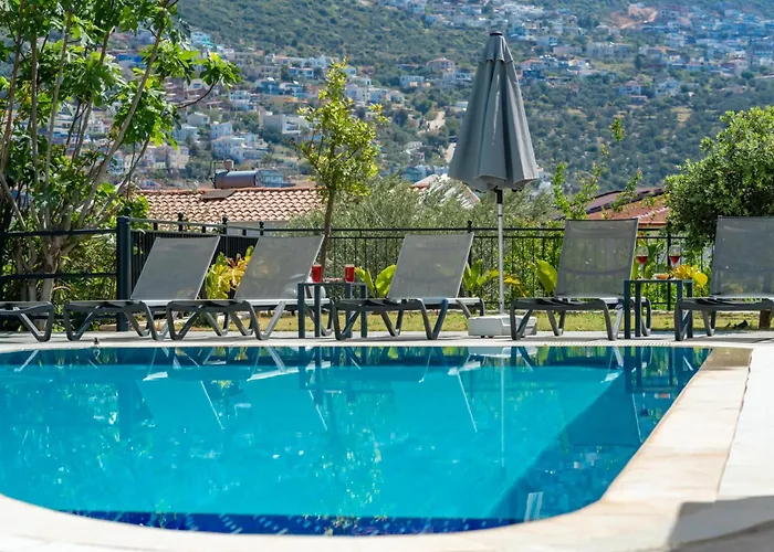 Villa Spacious & Private 4-bedroom With Sea Views, Centrally Located *