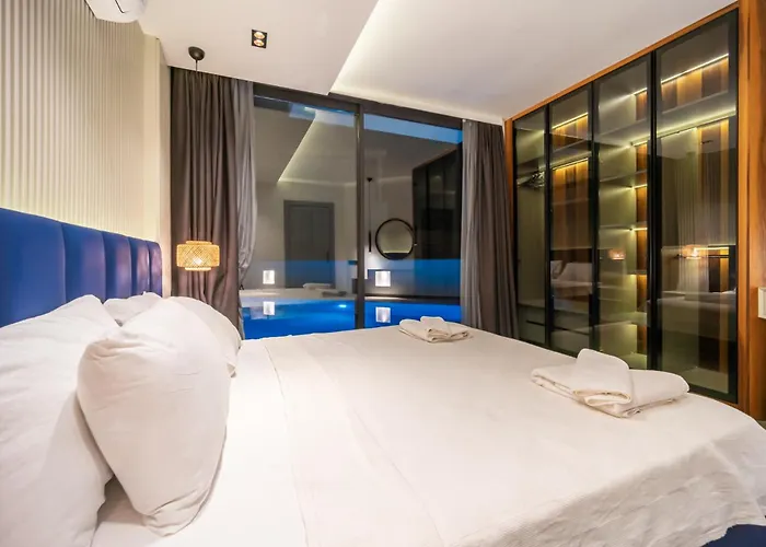 Spacious & Private 4-bedroom With Sea Views, Centrally Located *