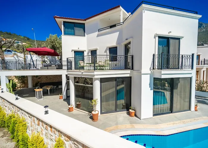 Spacious & Private 4-bedroom With Sea Views, Centrally Located