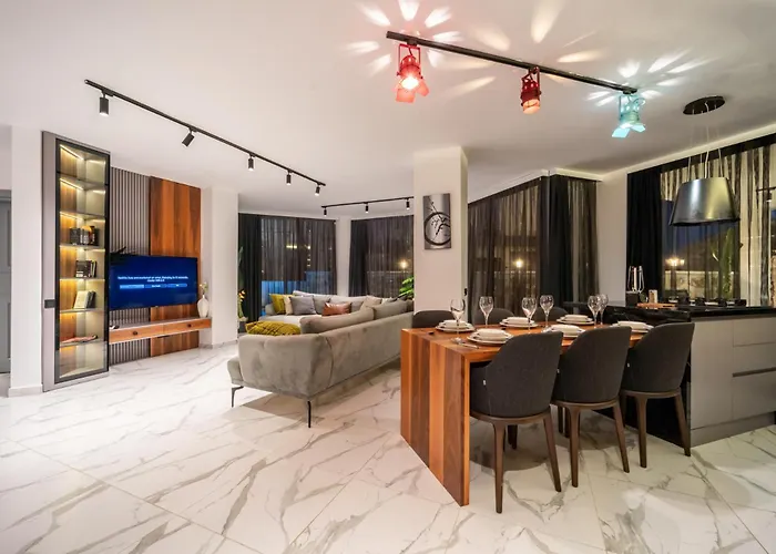 Villa Spacious & Private 4-bedroom With Sea Views, Centrally Located