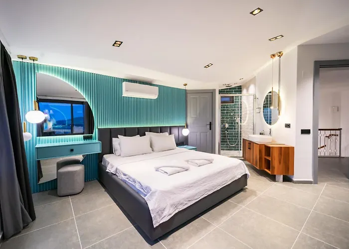 Villa Spacious & Private 4-bedroom With Sea Views, Centrally Located *