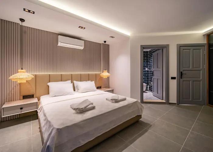 Spacious & Private 4-bedroom With Sea Views, Centrally Located