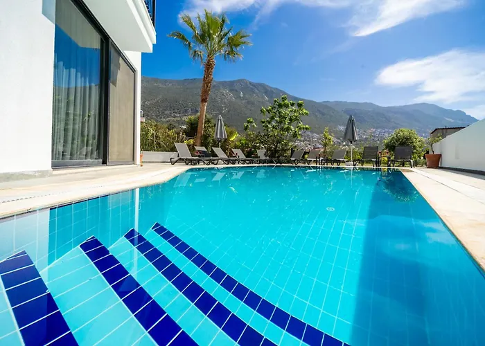 Villa Spacious & Private 4-bedroom With Sea Views, Centrally Located