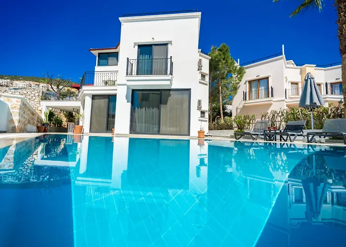 Villa Spacious & Private 4-bedroom With Sea Views, Centrally Located *