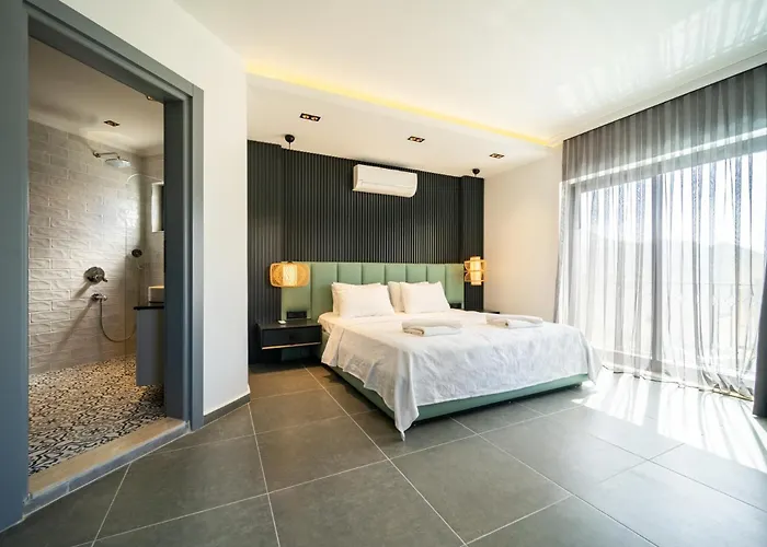 Spacious & Private 4-bedroom With Sea Views, Centrally Located *