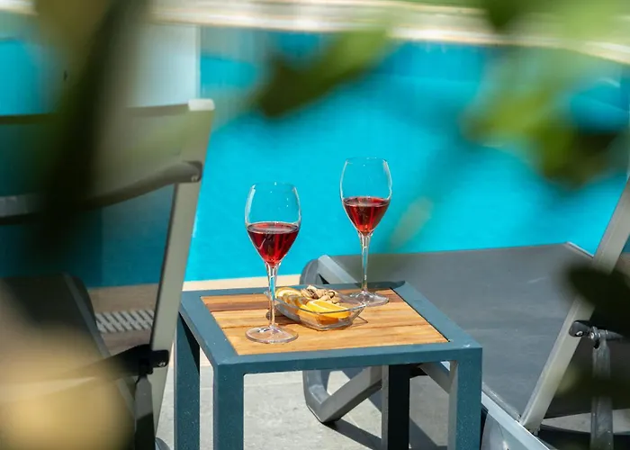 Villa Spacious & Private 4-bedroom With Sea Views, Centrally Located