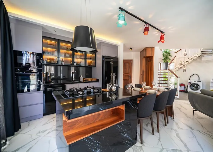 Spacious & Private 4-bedroom With Sea Views, Centrally Located Kas