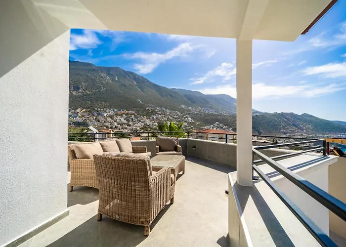 Villa Spacious & Private 4-bedroom With Sea Views, Centrally Located