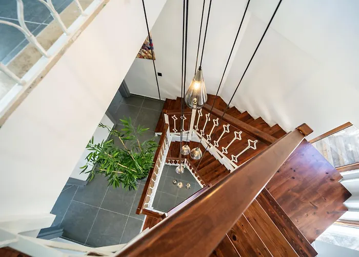 Spacious & Private 4-bedroom With Sea Views, Centrally Located Villa