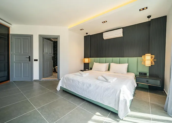 Villa Spacious & Private 4-bedroom With Sea Views, Centrally Located *