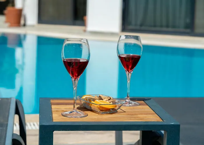 Spacious & Private 4-bedroom With Sea Views, Centrally Located