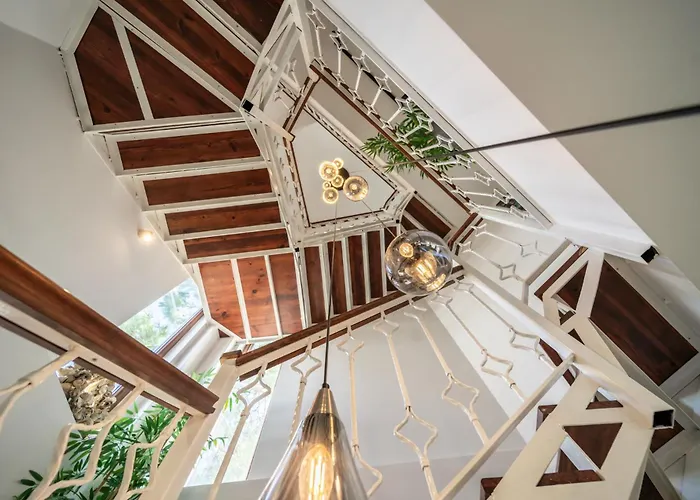 Villa Spacious & Private 4-bedroom With Sea Views, Centrally Located