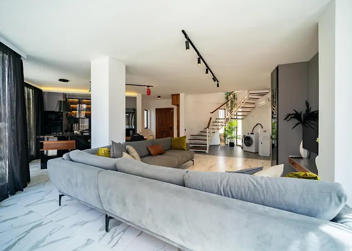 Spacious & Private 4-bedroom With Sea Views, Centrally Located *