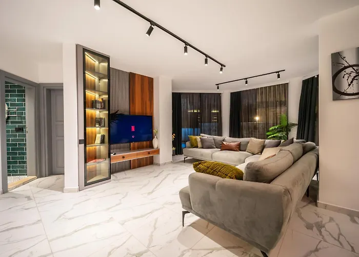 Spacious & Private 4-bedroom With Sea Views, Centrally Located