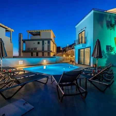 Spacious Centrally Located 4-bedroom With Sea Views And Pool Heating ヴィラ *