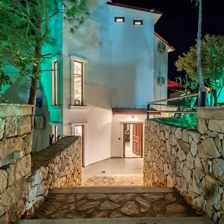 ヴィラ Spacious Centrally Located 4-bedroom With Sea Views And Pool Heating カシュ