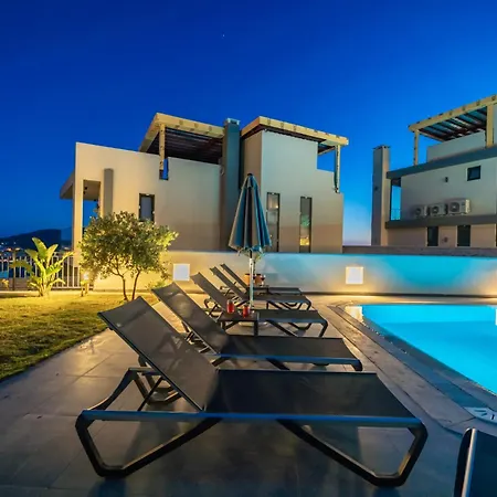 Spacious Centrally Located 4-bedroom With Sea Views And Pool Heating * カシュ
