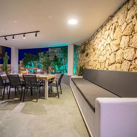 Spacious Centrally Located 4-bedroom With Sea Views And Pool Heating