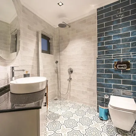Spacious Centrally Located 4-bedroom With Sea Views And Pool Heating * カシュ