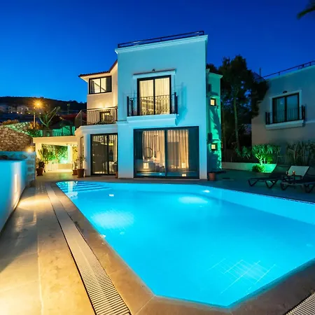 Spacious Centrally Located 4-bedroom With Sea Views And Pool Heating カシュ