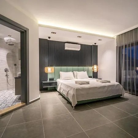 Spacious Centrally Located 4-bedroom With Sea Views And Pool Heating ヴィラ