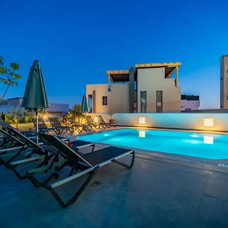 Spacious Centrally Located 4-bedroom With Sea Views And Pool Heating カシュ
