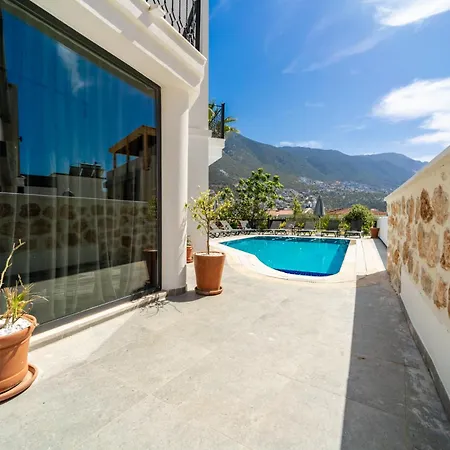 ヴィラ Spacious Centrally Located 4-bedroom With Sea Views And Pool Heating *