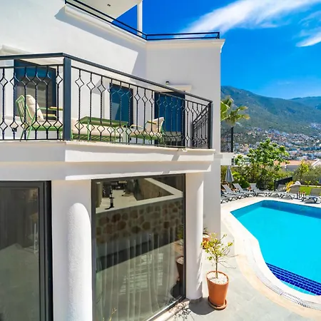 Spacious Centrally Located 4-bedroom With Sea Views And Pool Heating *