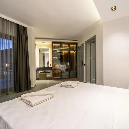 Spacious Centrally Located 4-bedroom With Sea Views And Pool Heating ヴィラ