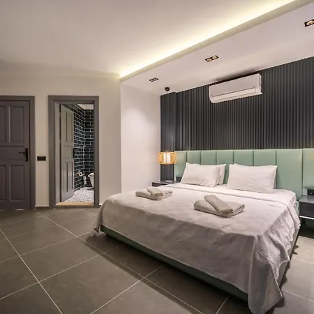 Spacious Centrally Located 4-bedroom With Sea Views And Pool Heating ヴィラ *