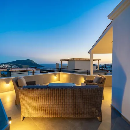 Spacious Centrally Located 4-bedroom With Sea Views And Pool Heating * カシュ