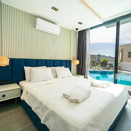 Spacious Centrally Located 4-bedroom With Sea Views And Pool Heating カシュ