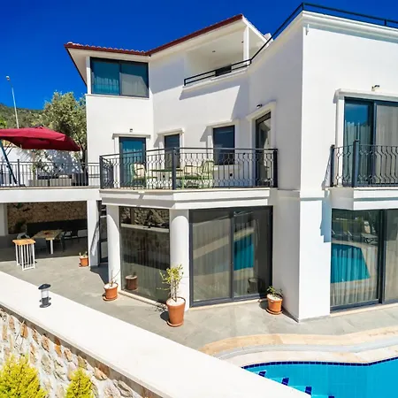 Spacious Centrally Located 4-bedroom With Sea Views And Pool Heating