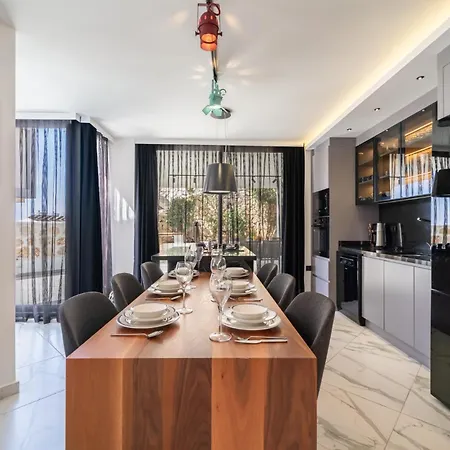 Spacious Centrally Located 4-bedroom With Sea Views And Pool Heating ヴィラ カシュ
