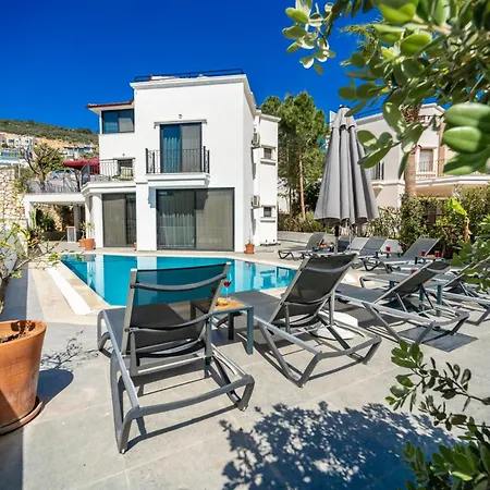 Spacious Centrally Located 4-bedroom With Sea Views And Pool Heating *