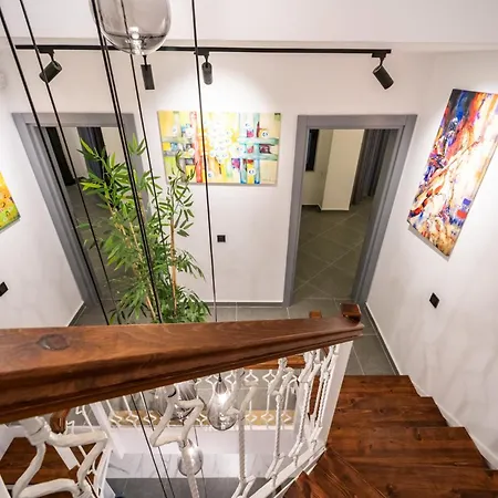 Spacious Centrally Located 4-bedroom With Sea Views And Pool Heating * カシュ