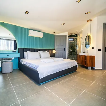 Spacious Centrally Located 4-bedroom With Sea Views And Pool Heating カシュ