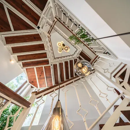 ヴィラ Spacious Centrally Located 4-bedroom With Sea Views And Pool Heating