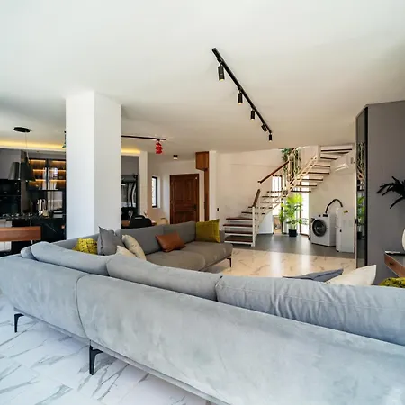 Spacious Centrally Located 4-bedroom With Sea Views And Pool Heating *